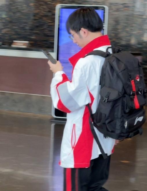 【这也偷？EDG米线店发文：圣枪哥和viper的照片失窃，现已报警抓人】图4